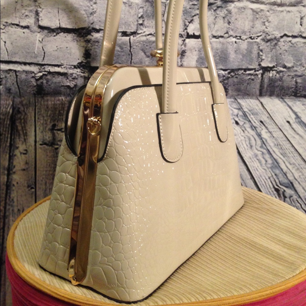 Cute White Elegant Purse ✨ - Picture 1 of 8